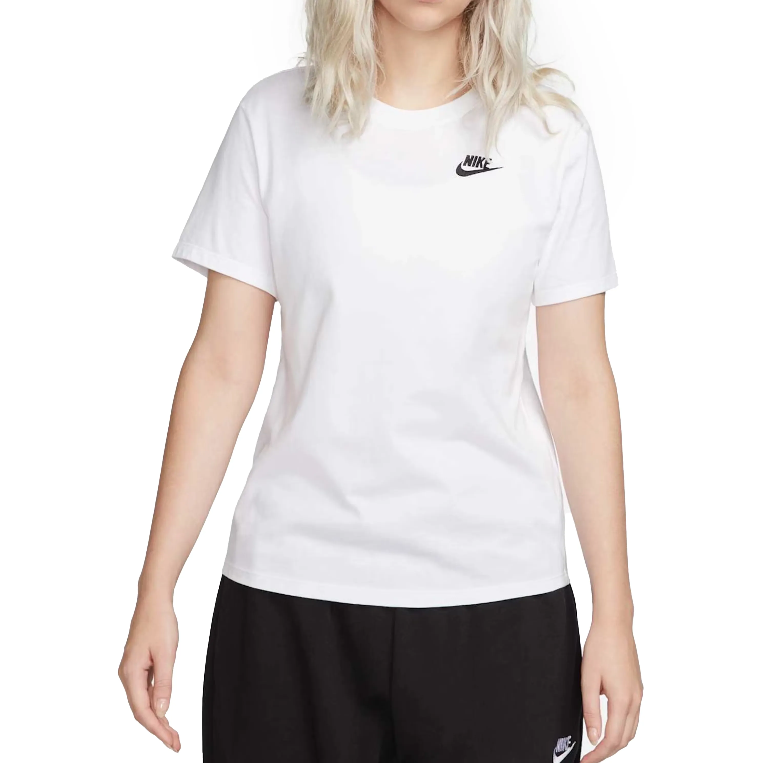 Mulher vestindo blusa casual feminina branca Nike, modelo DX7902-100, com logo preto no peito.
